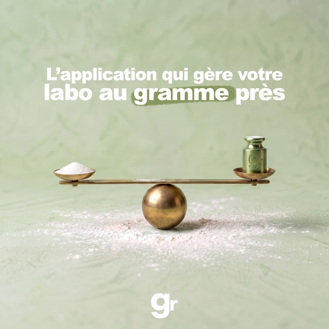 Balance en laiton en équilibre, farine d'un côté, poids « gr » de l'autre : « l'application qui gère votre labo au gramme près »